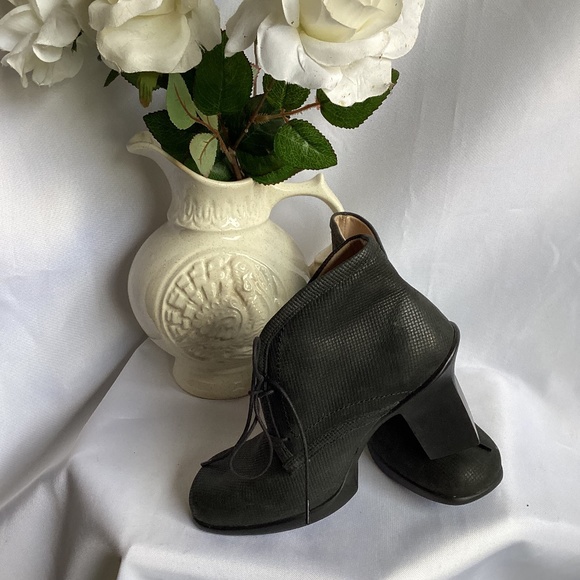 John Fluevog Perfect Splendid Black 2-Hole Bootie - Picture 2 of 4